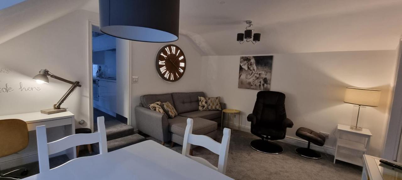Modern And Spacious 2 Bedroom Apartment With Free Parking Llansantffraid Llansantffraid Glyn Ceiriog Εξωτερικό φωτογραφία