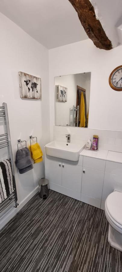 Modern And Spacious 2 Bedroom Apartment With Free Parking Llansantffraid Llansantffraid Glyn Ceiriog Εξωτερικό φωτογραφία