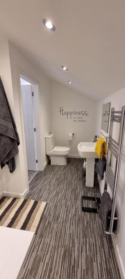 Modern And Spacious 2 Bedroom Apartment With Free Parking Llansantffraid Llansantffraid Glyn Ceiriog Εξωτερικό φωτογραφία