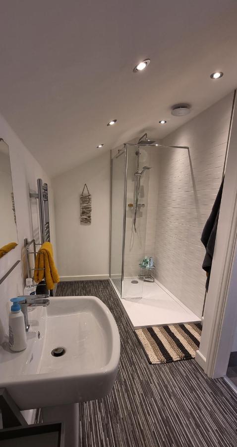 Modern And Spacious 2 Bedroom Apartment With Free Parking Llansantffraid Llansantffraid Glyn Ceiriog Εξωτερικό φωτογραφία